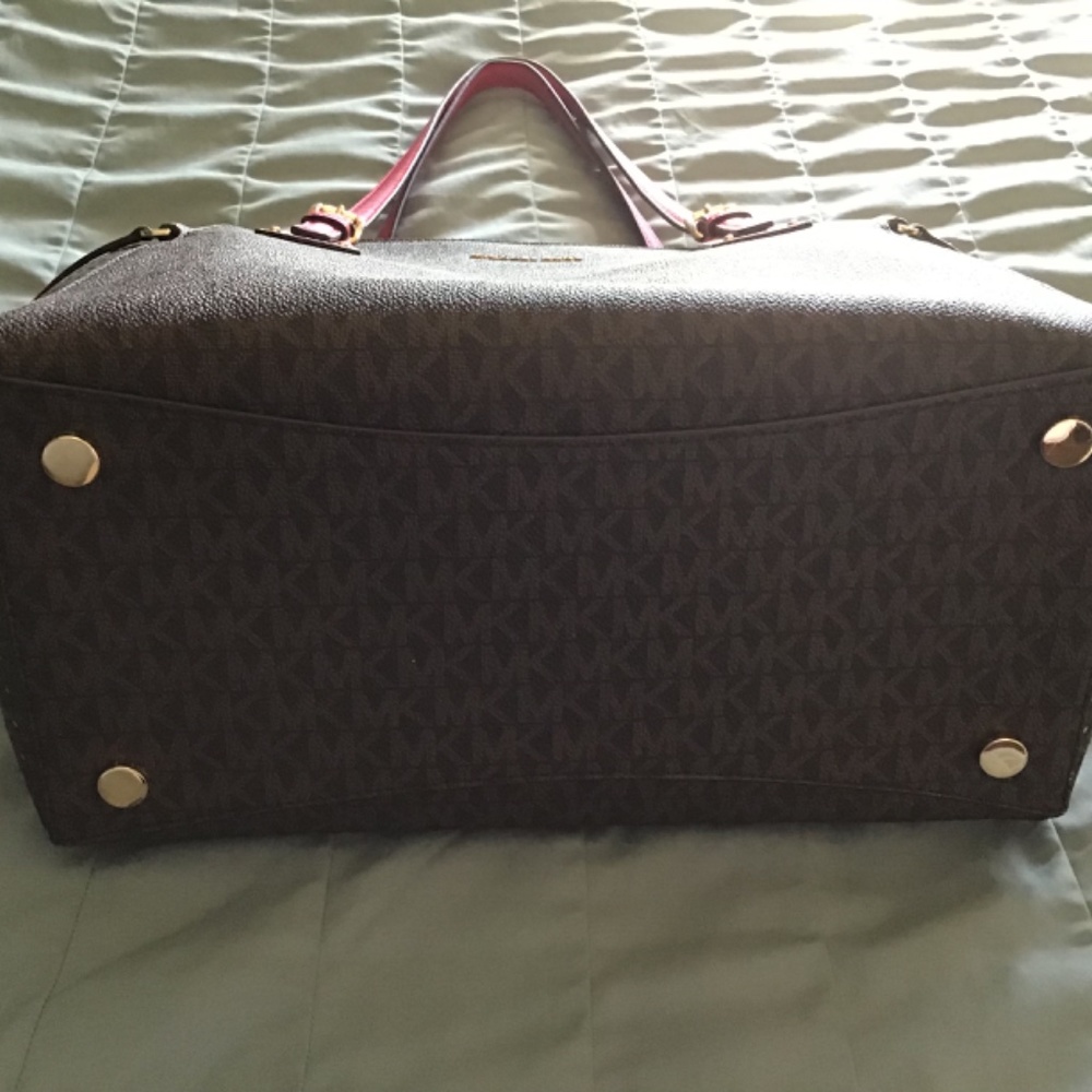 Gorgeous Mk tote and traveler - Picture 15 of 16